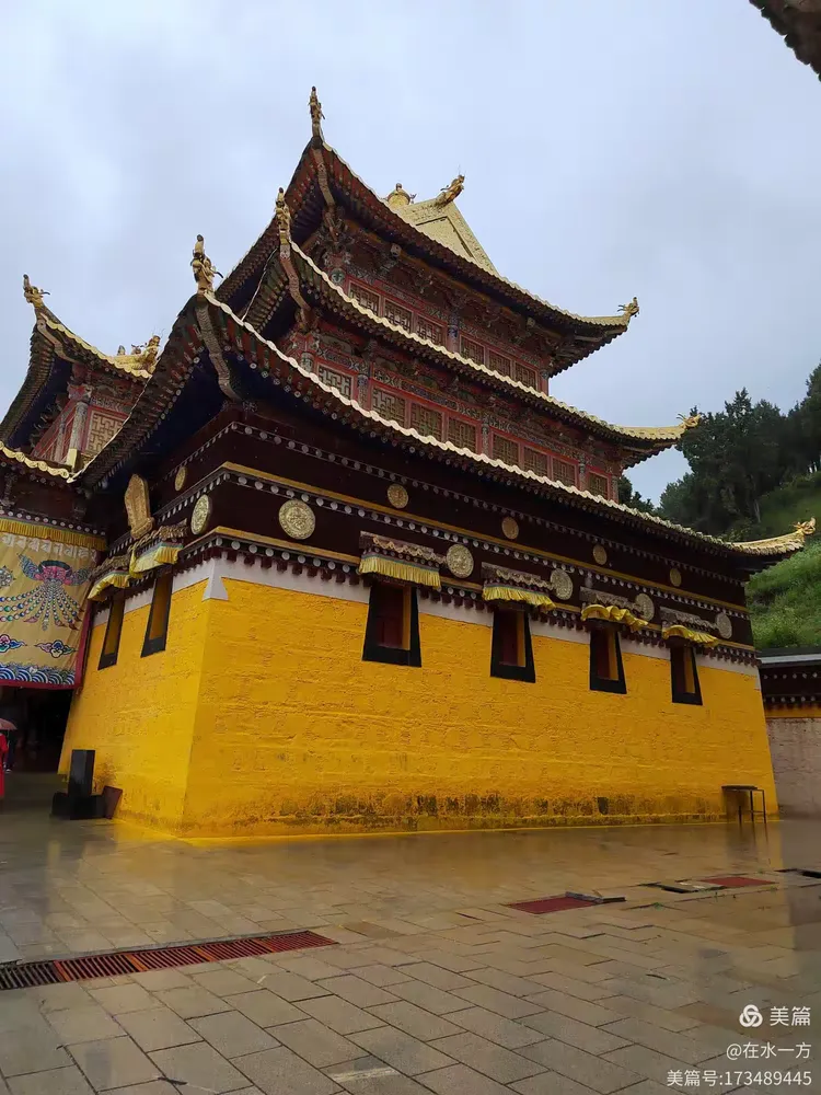 午餐在郎木寺小镇吃牦牛肉火锅在这片神秘而美丽的气息中,游客们也